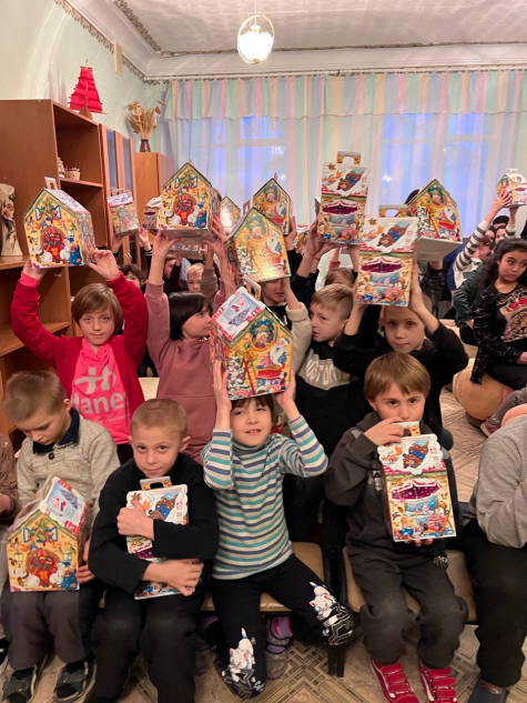 Сладкие подарки к Новому году от сотрудников ПФР Приморского края передали детям в Торез
