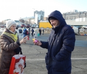 Акция "Помощники Деда Мороза возвращают взрослым веру в чудеса" прошла на Центральной площади