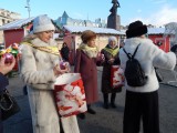 Акция "Помощники Деда Мороза возвращают взрослым веру в чудеса" прошла на Центральной площади 3