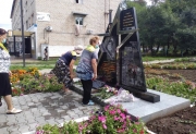 Серебряные Арс-волонтеры облагородили клумбы возле памятника герою России Олега Пешкова
