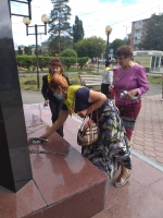 Серебряные Арс-волонтеры облагородили клумбы возле памятника герою России Олега Пешкова 12