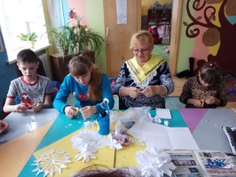 Серебряные волонтеры с детьми из КГБОУ " Черниговская" КШИ готовятся к новому году 3