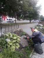 Серебряные Арс-волонтеры облагородили клумбы возле памятника герою России Олега Пешкова 5