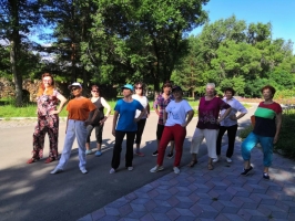 Пенсионеры Арсеньевского городского совета пенсионеров обучаются танцу бачата 0