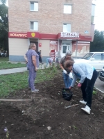 Серебряные Арс-волонтеры облагородили клумбы возле памятника герою России Олега Пешкова 9