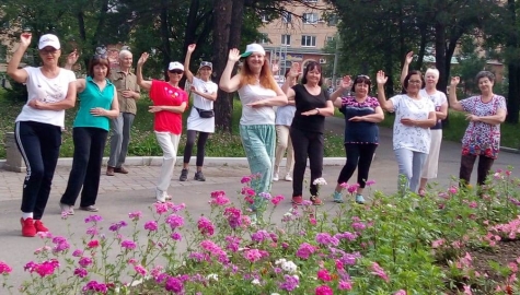 Пенсионеры Арсеньевского городского совета пенсионеров обучаются танцу бачата