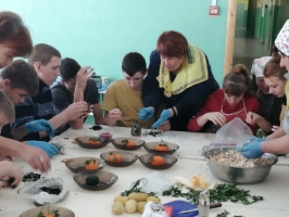 ​"Серебряные" добровольцы Черниговки учат детей из школы -интерната готовить новогодние блюда 0