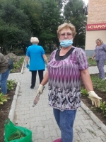 Серебряные Арс-волонтеры облагородили клумбы возле памятника герою России Олега Пешкова 1