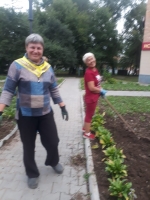 Серебряные Арс-волонтеры облагородили клумбы возле памятника герою России Олега Пешкова 6