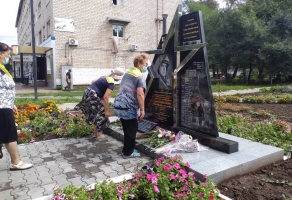 Серебряные Арс-волонтеры облагородили клумбы возле памятника герою России Олега Пешкова 4
