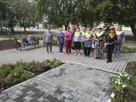 Серебряные Арс-волонтеры облагородили клумбы возле памятника герою России Олега Пешкова 11